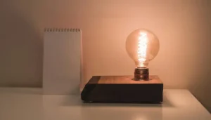 Bombilla encendida en un espacio cerrado con luz cálida