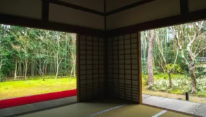 Habitación japonesa minimalista que resalta el espacio y las formas simples