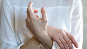 Manos entrelazadas en un gesto íntimo que refleja la búsqueda de satisfacción y paz interior