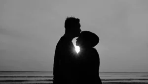 Pareja en silueta, frente a frente, con fuerte contraste de luz en blanco y negro