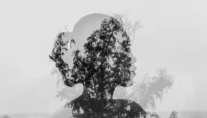 Silueta femenina adornada con flores, creando una composición delicada y elegante